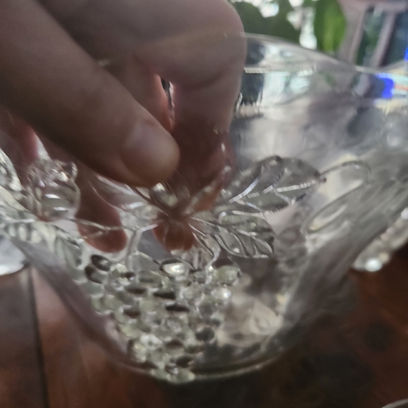 Elegant Clear Glass Bowl with Grape Design & 6 Cups - Picture 6 of 6